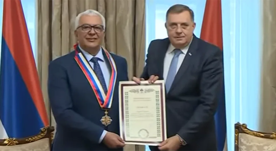 Dodik odlikovao Andriju Mandića