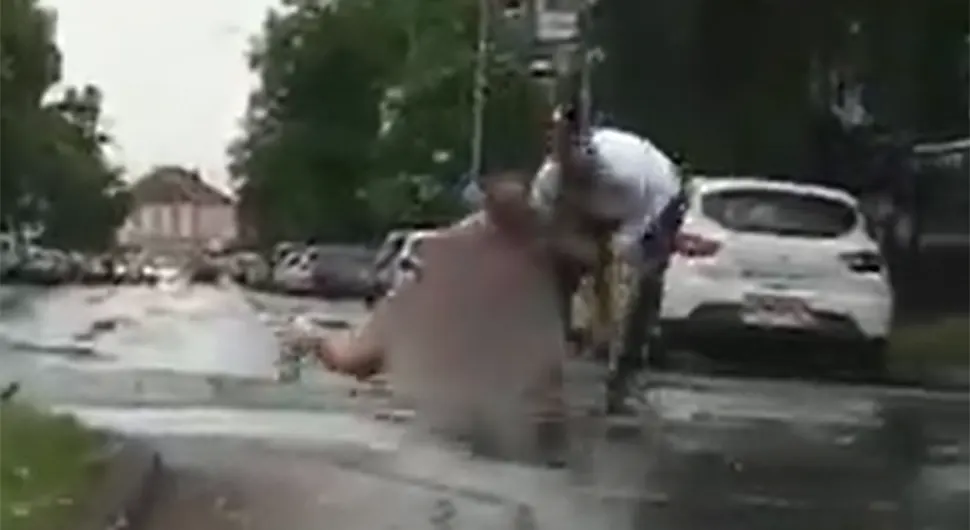 Oglasila se policija o muškarcu koji je go plivao na ulici u Gradišci