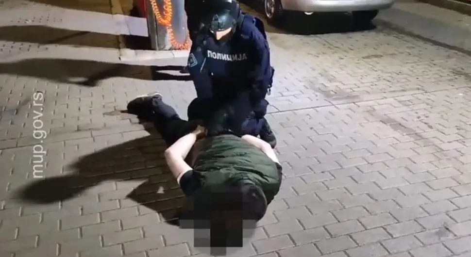 Lopatom tukao djevojku, napao policiju pa prijetio da će 