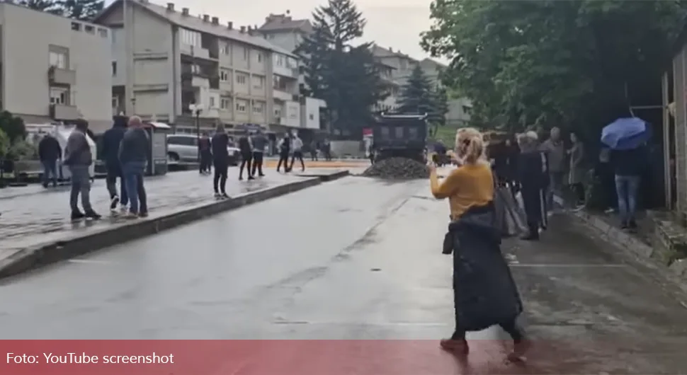 Upad i u zgradu opštine u Leposaviću, ispaljen suzavac i šok bombe