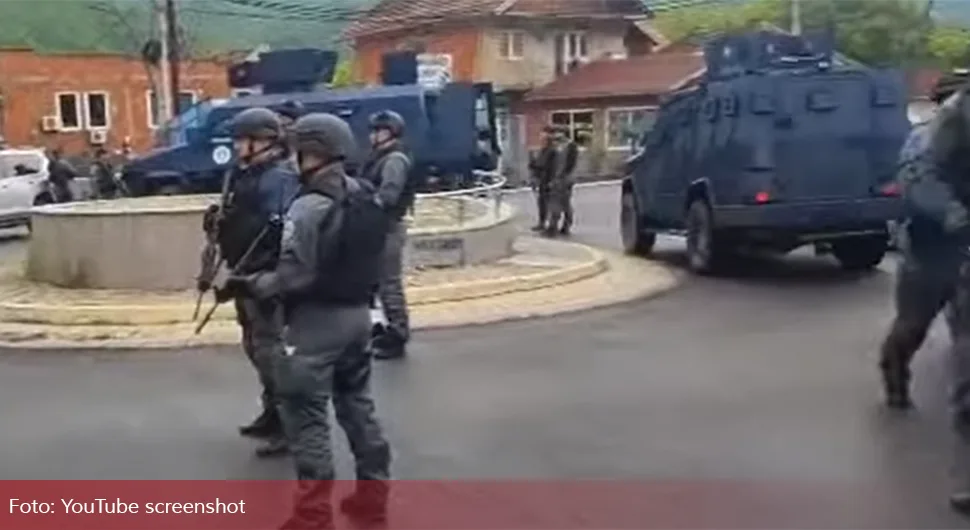 Zubin Potok: Rosu sa dugim cijevima ispred zgrade opštine