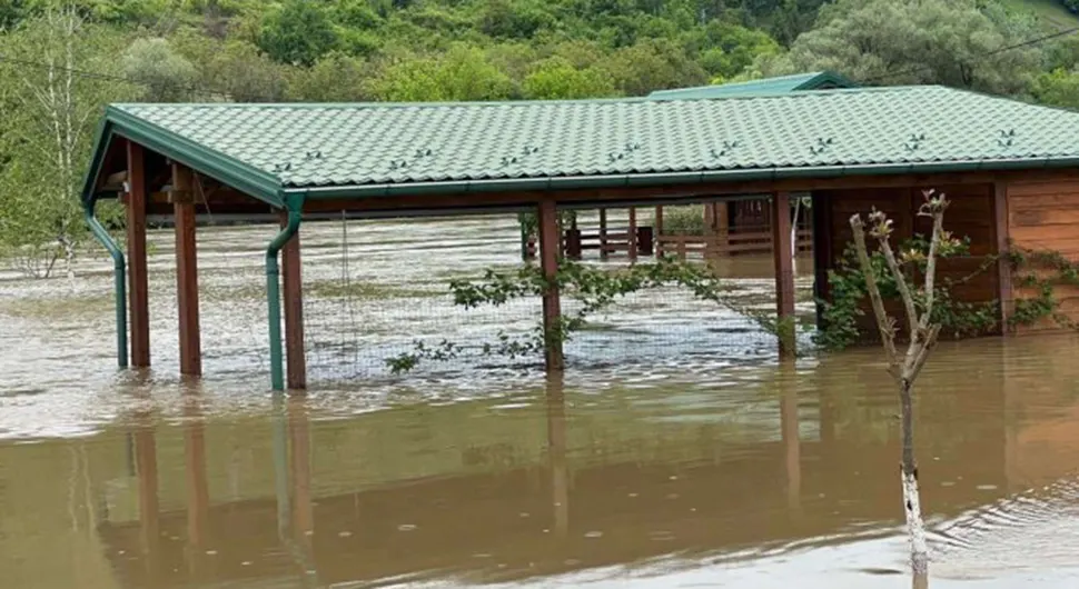 Proglašeno vanredno stanje u Kostajnici, oglasile se sirene