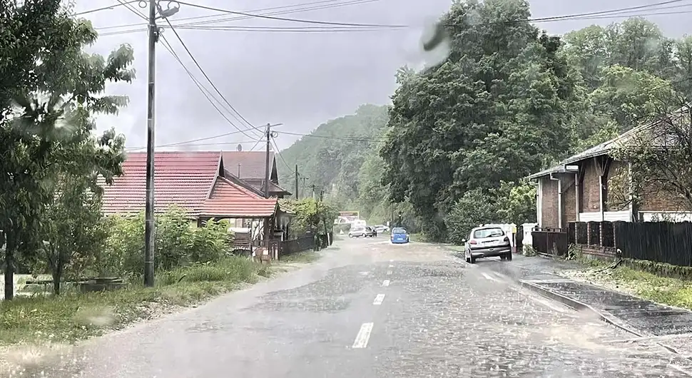 Voda ulazi u kuće u Kostajnici, tokom noći postavljani zečiji nasipi