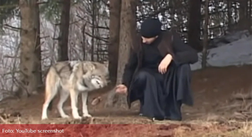 Monah Amvrosije živi sa vukom: Pripitomio i orla i poskoka