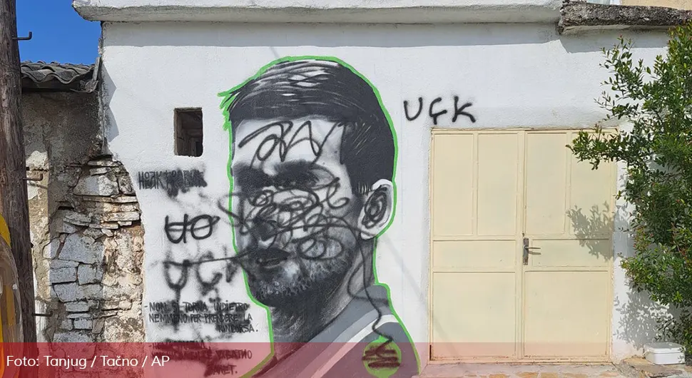 Đoković im smeta čak i na fasadi: Evo kako je uništen mural u Orahovcu