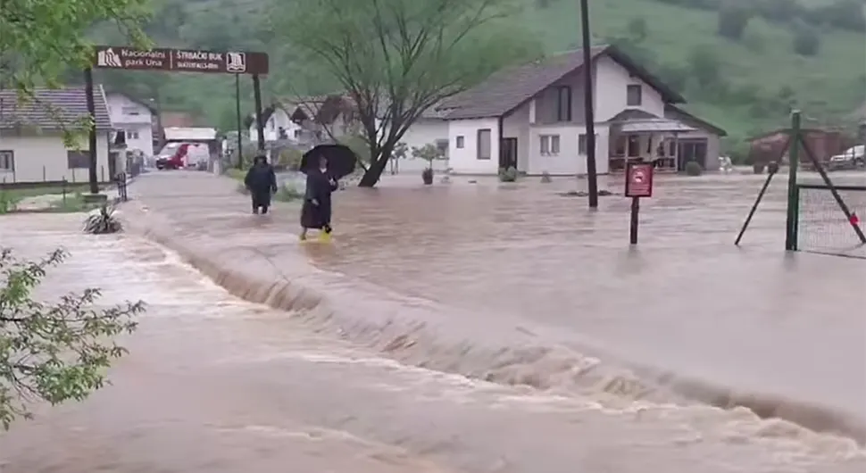 Zaplavljene kuće na području Novog Grada, izlila se Una - VIDEO