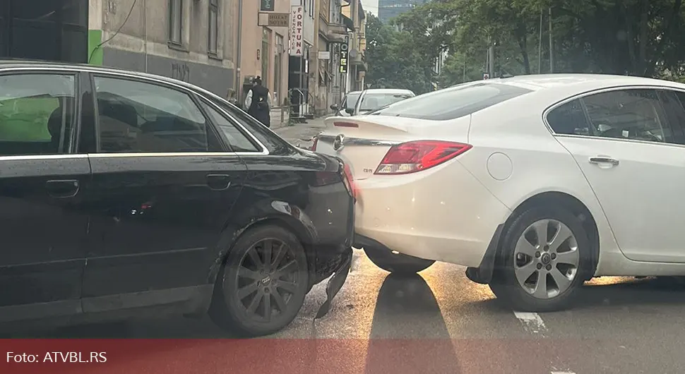 Neobičan udes u Banjaluci: Audi i opel se sudarili zadnjim krajevima - FOTO