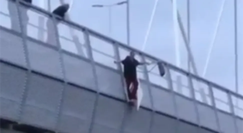 Prijetio da će skočiti sa mosta - VIDEO