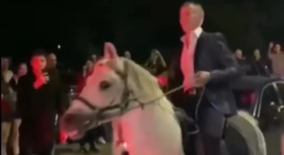 U stilu: Maturant na konju dojahao na proslavu (VIDEO)