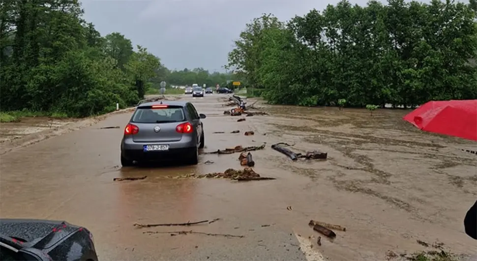 Izlila se rijeka Brezna: Put za Teslić pod vodom, domaćinstva poplavljena