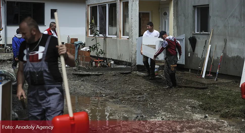 Velika šteta od poplava u Tesliću: Mještani čiste poplavljene kuće, puteve i dvorišta