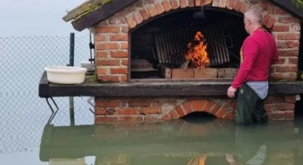 U poplavljenom dvorištu zapalio roštilj
