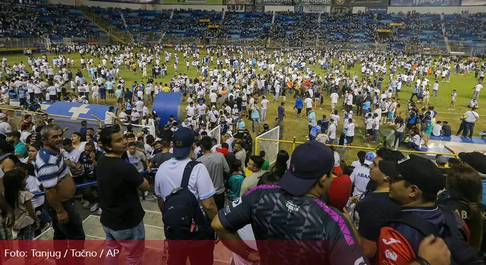 Horor na fudbalskom stadionu: Najmanje 12 ljudi poginulo u stampedu