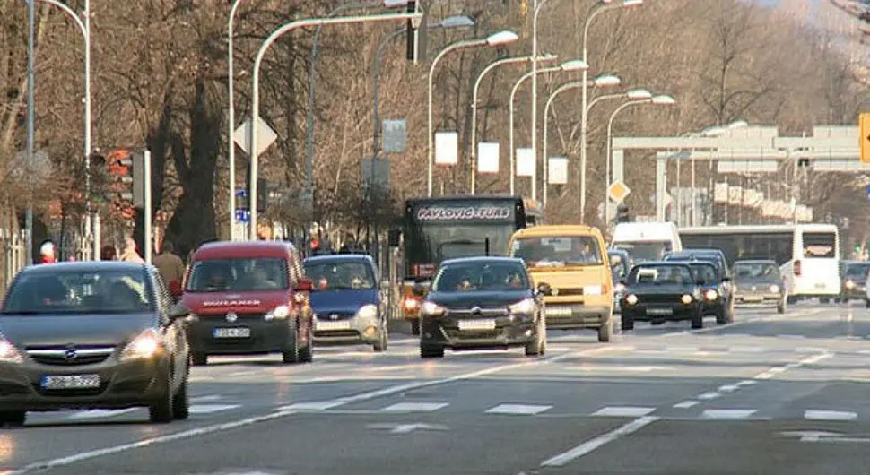 Evo koliko u Banjaluci ima registrovanih automobila, a koliko parking mjesta