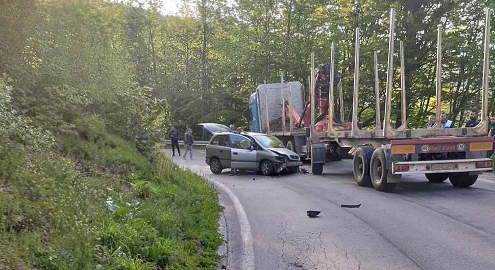 Žestok sudar opela i šticara