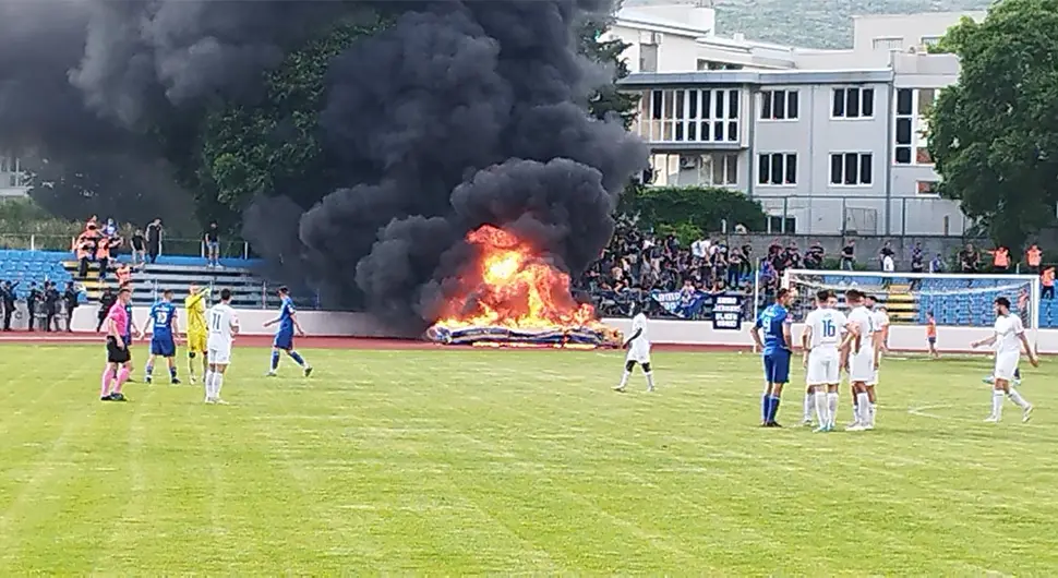 Navijači Širokog zapalili strunjaču na stadionu u Trebinju