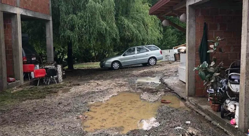 Porodica sa bebom izmještena zbog poplava, 40 domaćinstava pod vodom