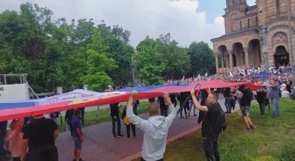 Ogroman broj ljudi ispred Crkve Svetog Marka, razvijena velika trobojka