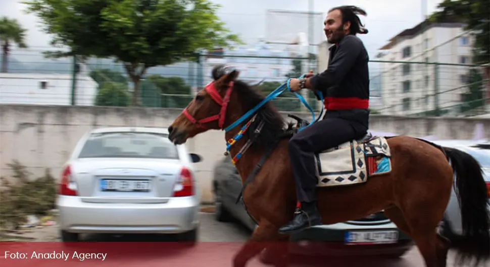Turčin na konju došao da glasa