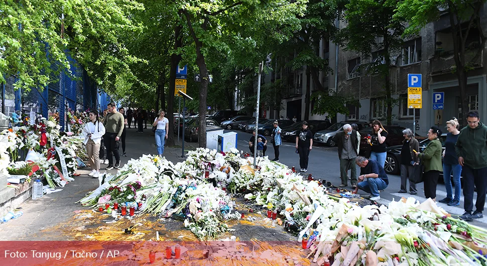 Treći dan žalosti u Srbiji: Svijeće i bijelo cvijeće za stradale
