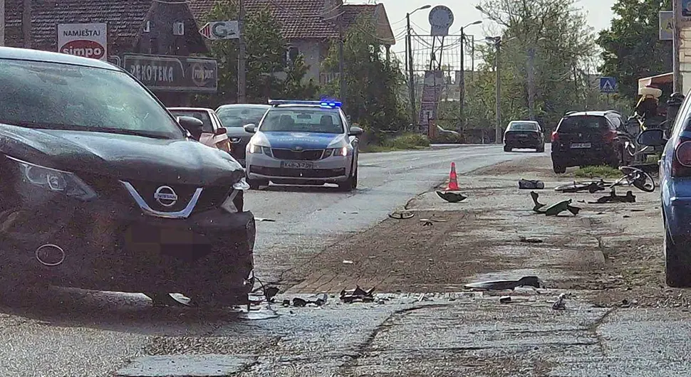 Stravičan sudar auta, motora i bicikla, jedna osoba zadobila prelom butne kosti