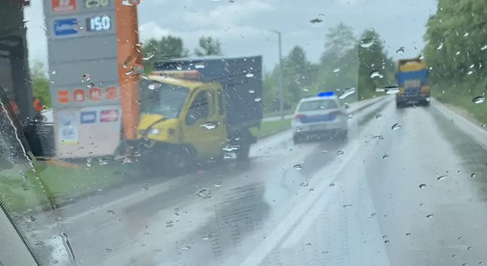 Kombi se zakucao u benzinsku pumpu