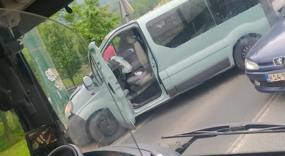 Kombi se zakucao u banderu, ogromne gužve