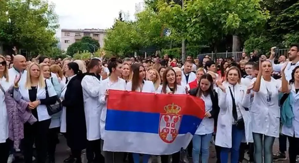 “Izađi mala” se ori u Zvečanu: Pjesma postala nezvanična himna protesta na KiM (VIDEO)