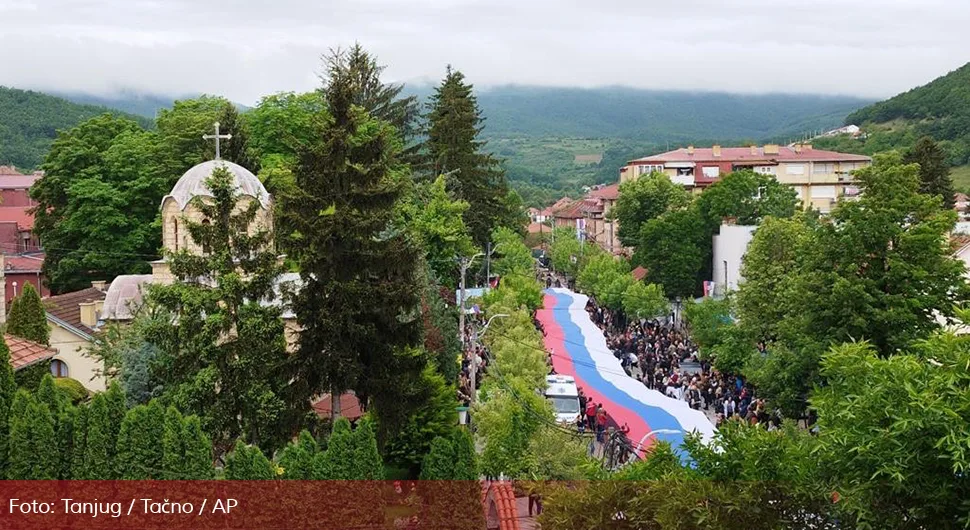 Srbi razvili zastavu dugu 250 metara, najviše okupljenih do sada u Zvečanu