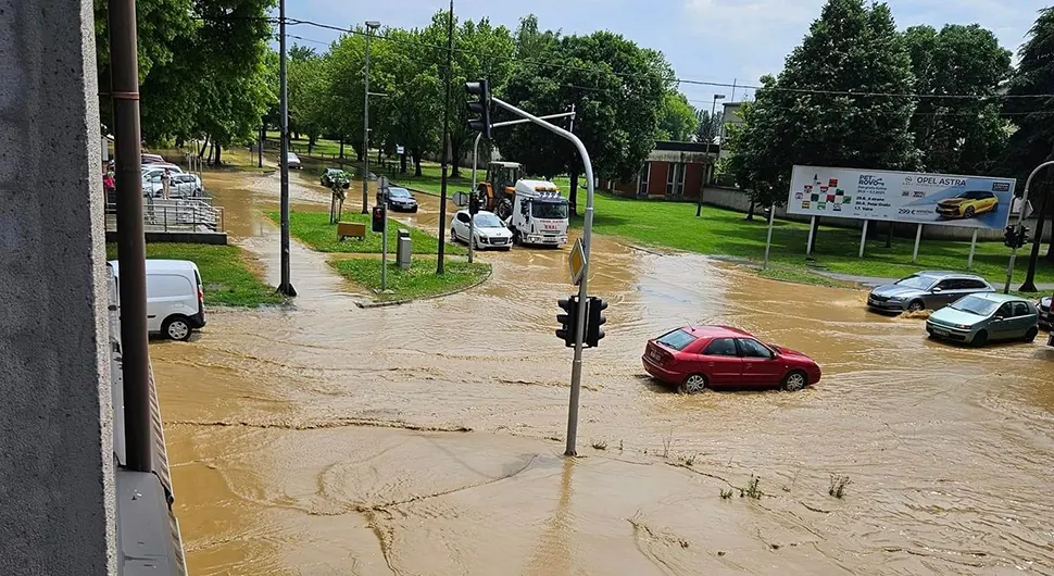 Voda poplavila ulice i izbijala šahtove