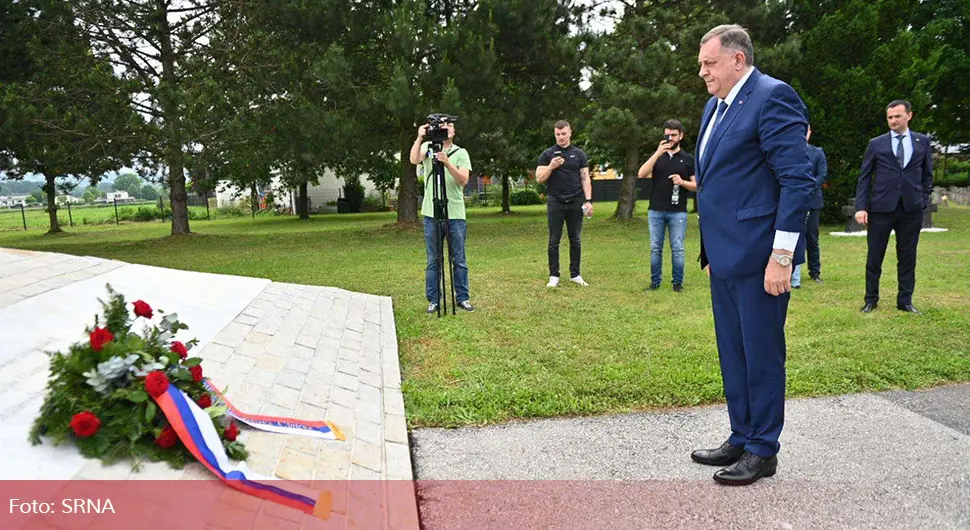 Dodik položio vijenac na centralni spomenik na Vojnom groblju u Mauthauzenu