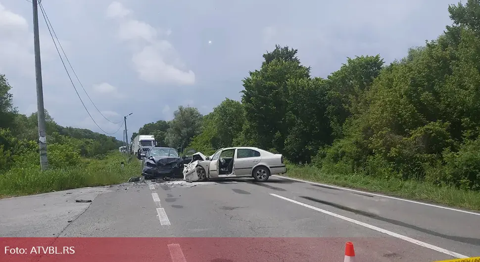 Vozila smrskana u žestokom sudaru, saobraćaj obustavljen