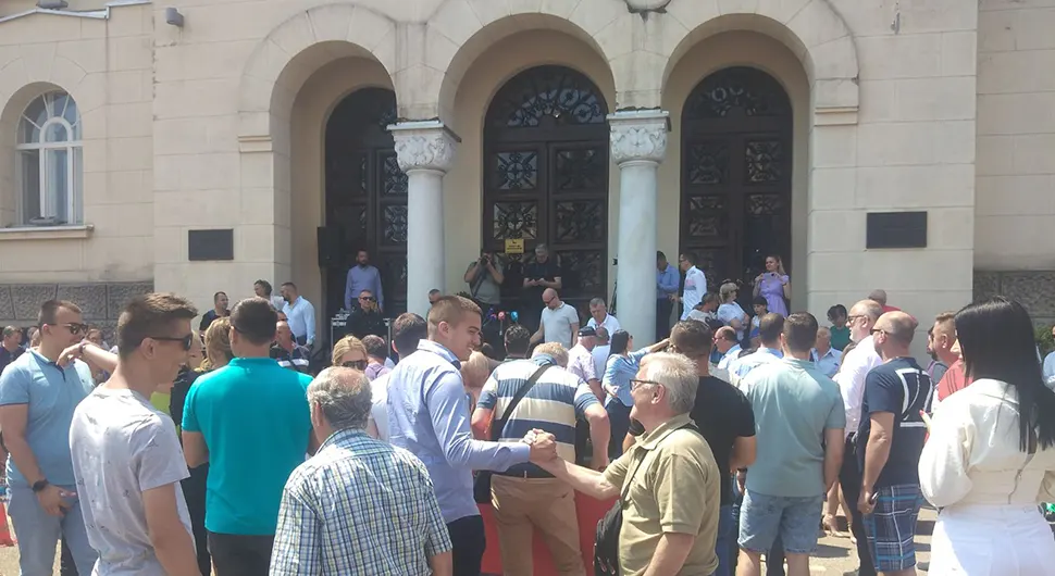 Stanivukoviću propao protest - Ucjenjivao radnike, pa okupljene uveo u Gradsku upravu