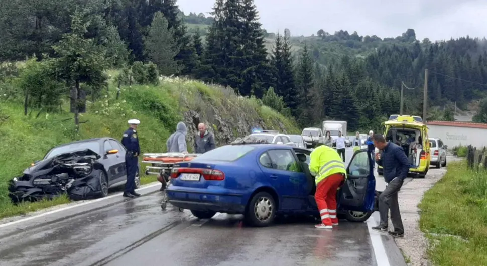 Težak sudar dva automobila, pet osoba povrijeđeno