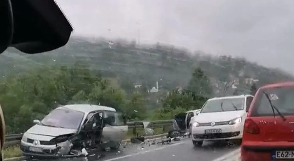 Težak udes na Bradini: Jedna osoba povrijeđena, saobraćaj otežan