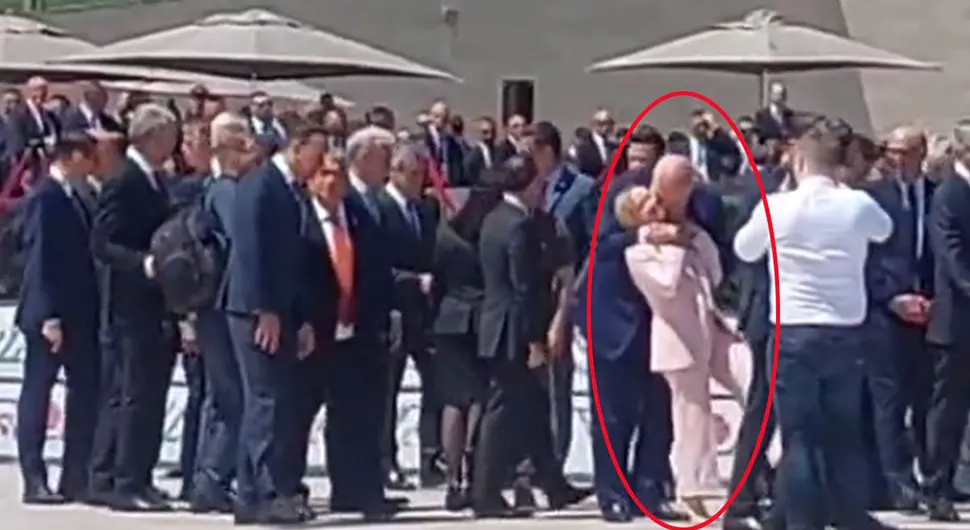 Rama šokirao svijet: Italijansku premijerku uhvatio s leđa i poljubio (VIDEO)
