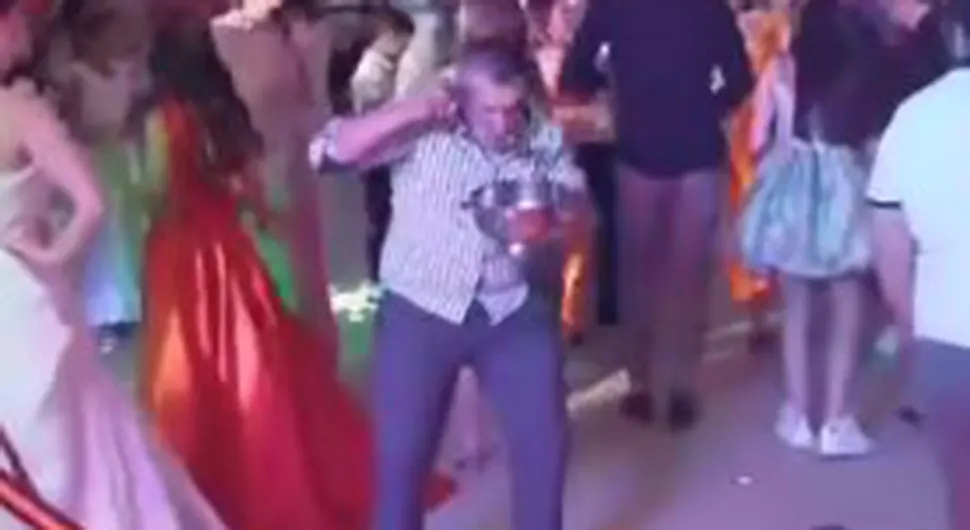 Gost sa svadbe postao hit na društvenim mrežama: Plesao i jeo supu
