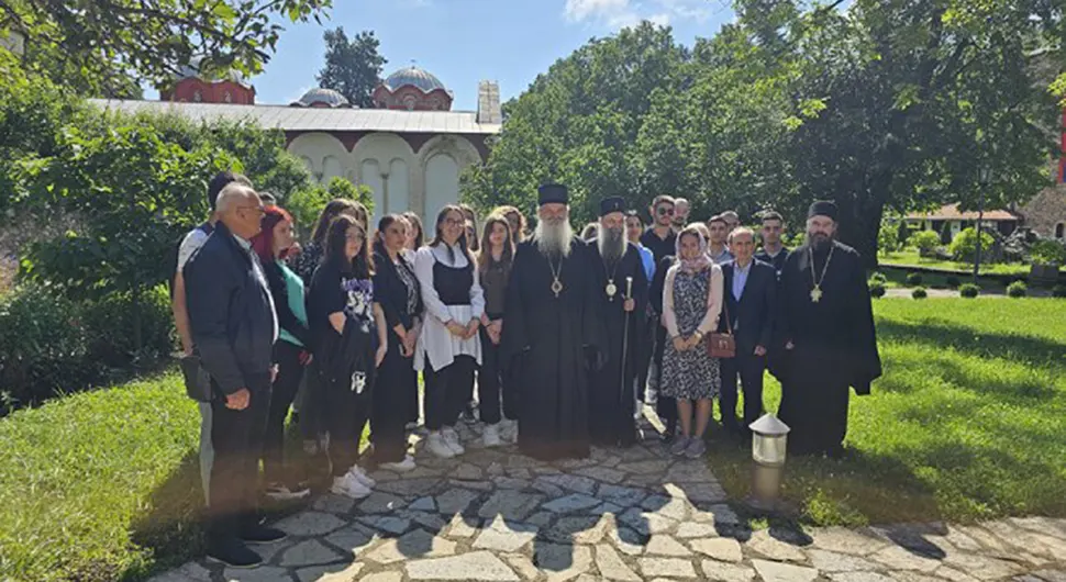 Patrijarh stipendiste darivao ikonom Presvete Bogorodice Pećke