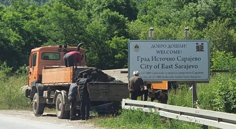 Postavljene table sa natpisom: 157.000 Srba moralo napustiti Sarajevo