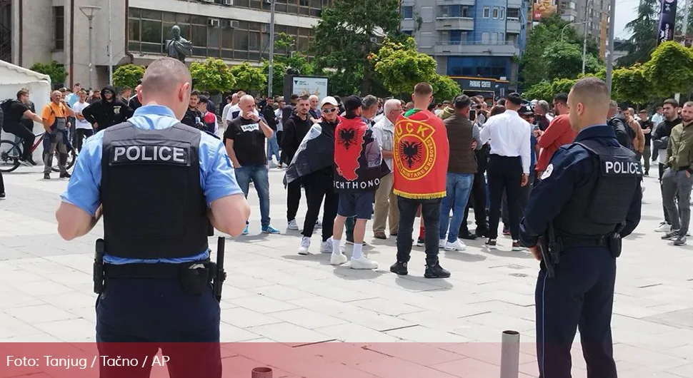 Albanci krenuli u “Marš na sjever”: Zastave i skandiranje “UČK”