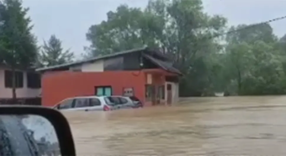 Strašne poplave u Srbiji: Voda nosi sve, i traktor stradao u bujici