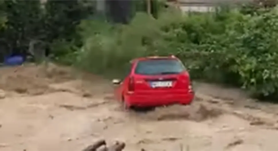 Nerealan prizor: Bujica nosi auto poput čamca - VIDEO