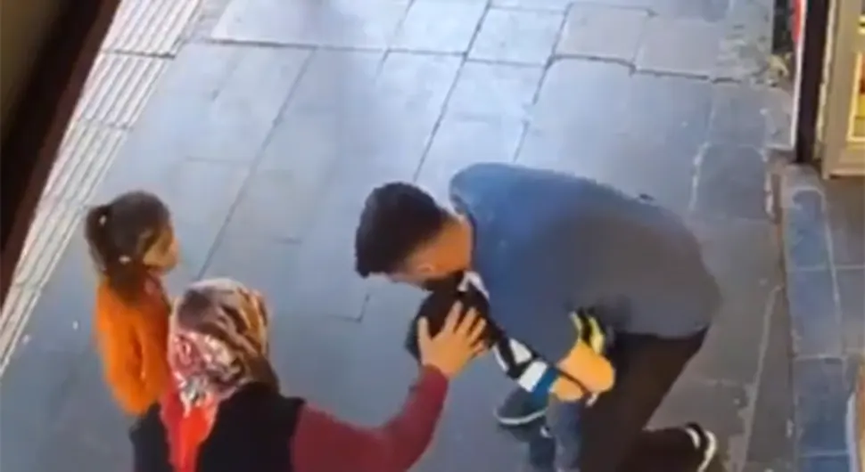 Snimljen dramatičan trenutak: Mladić spasio dijete od gušenja
