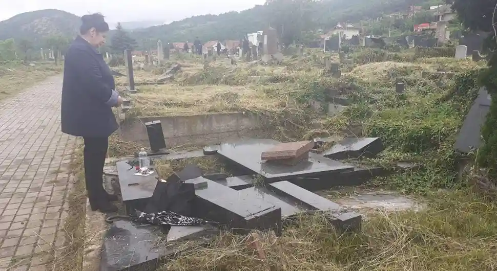 Tužan prizor: Zadušnice na groblju u Južnoj Mitrovici - malo koji spomenik ostao je čitav
