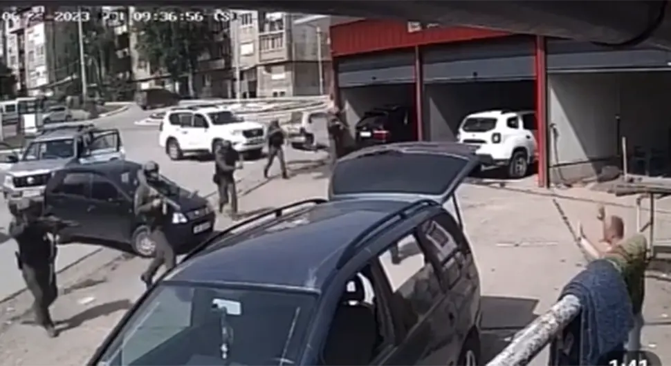 Objavljen snimak hapšenja Srbina: Opkolili ga džipovima i priveli ga ispred perionice