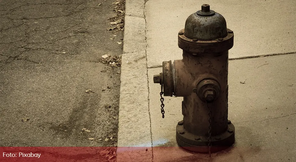 Pijana se zabila u hidrant, mora platiti vodu koja je iscurila