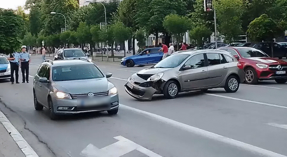 Sudar dva vozila kod Narodnog pozorišta, policija na terenu