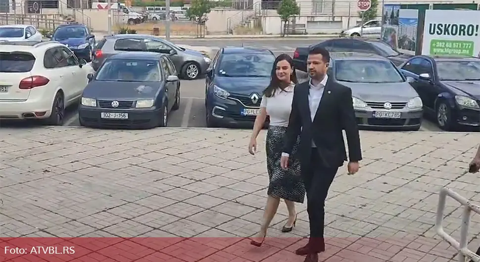 Milatović stigao na glasanje: Ovaj put ponio ličnu kartu - VIDEO