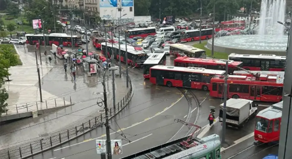 Nevrijeme napravilo kolaps u Beogradu: Gejziri i rijeke na ulicama - VIDEO