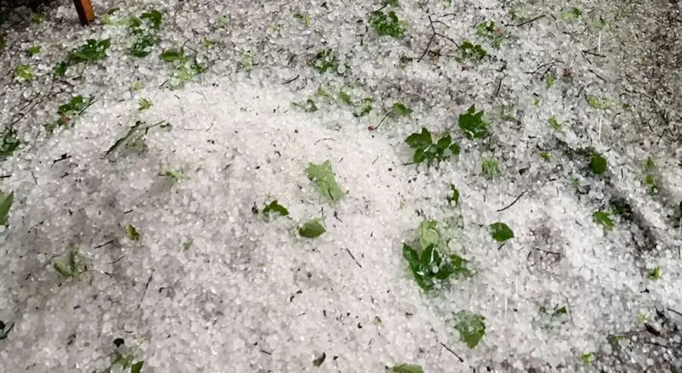 Led veličine oraha pao na Kozari (FOTO/VIDEO)
